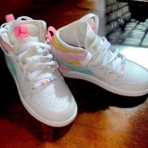 Used girls size 1y Jordan 1s. Only worn 1 time.